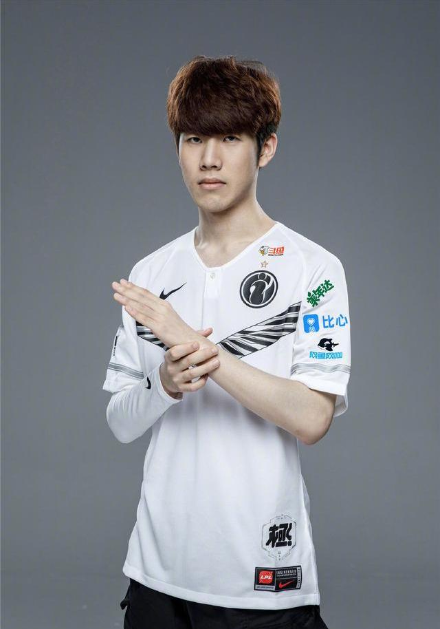 与一名在攻 与一名在攻